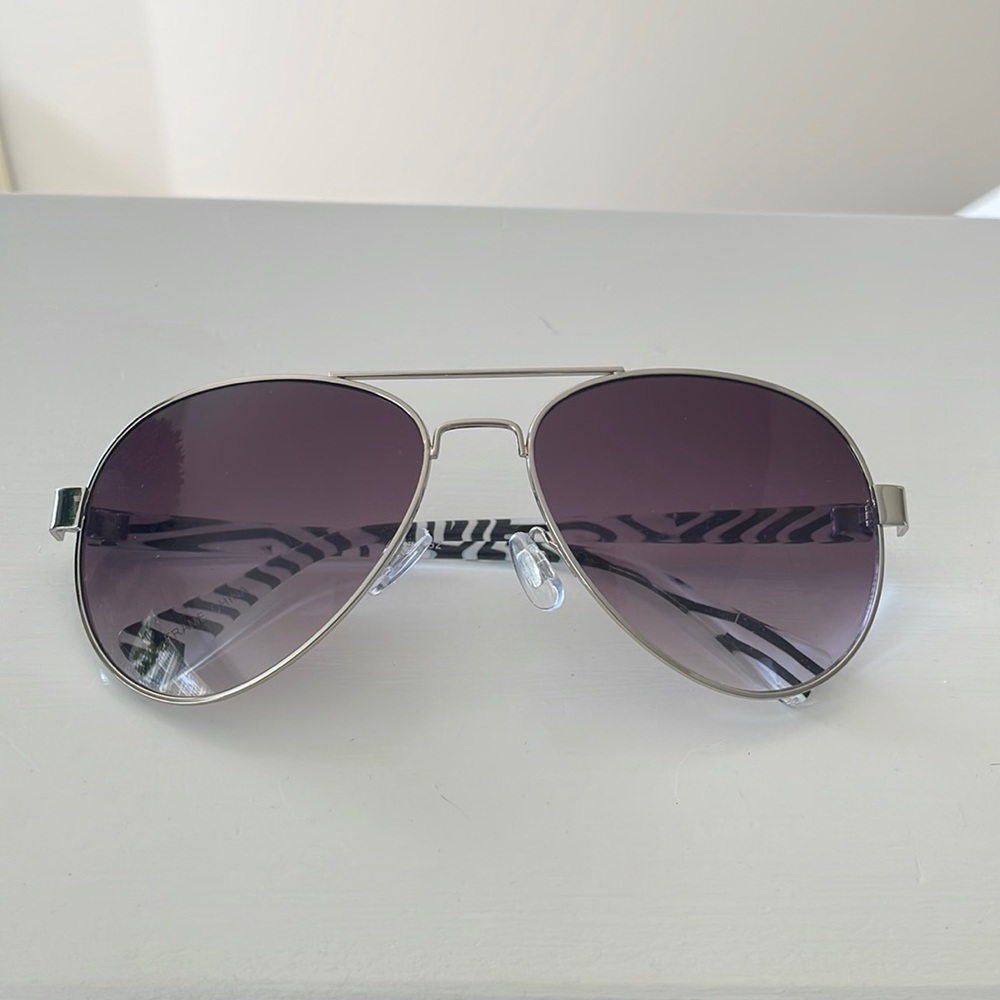 Zebra frame aviators